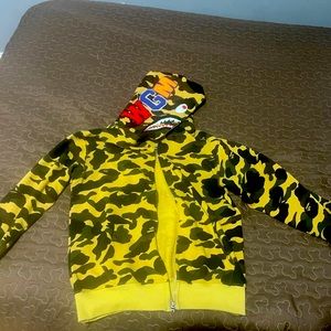 Zipper is loose/split but the price is good for a hoodie that cost about 250.